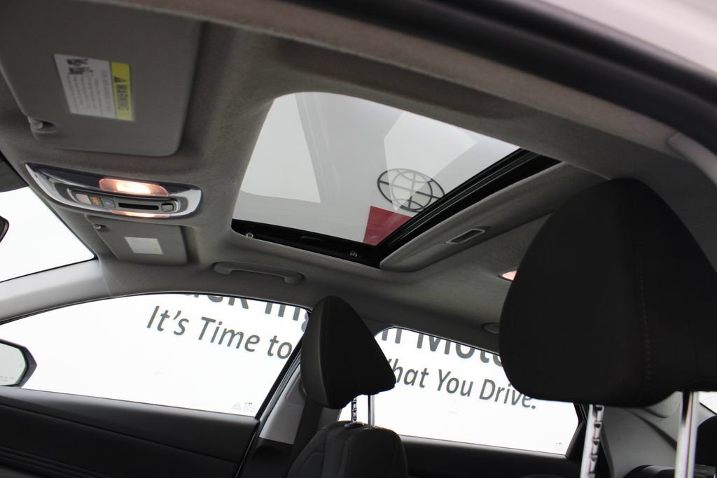 Used 2025 Hyundai Elantra SEL FWD image 14