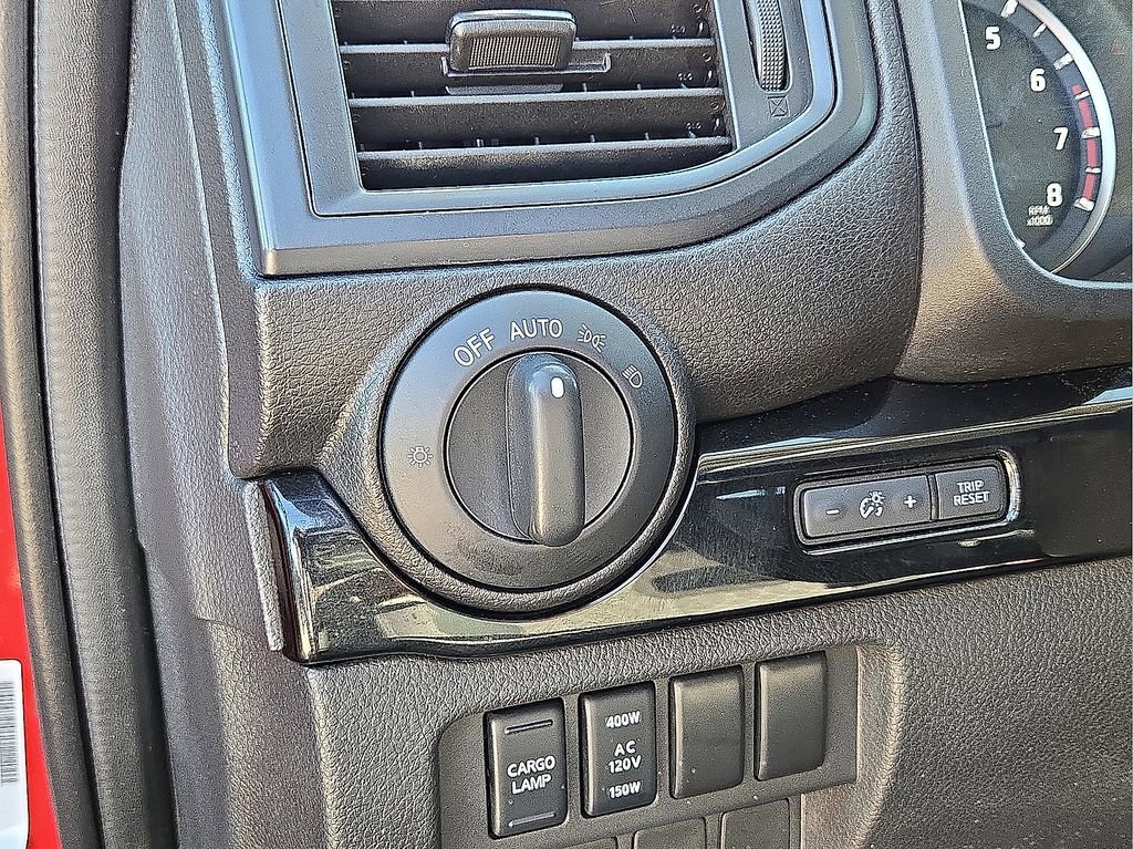 Used 2024 Nissan Titan SV w/ SV Convenience Package image 24