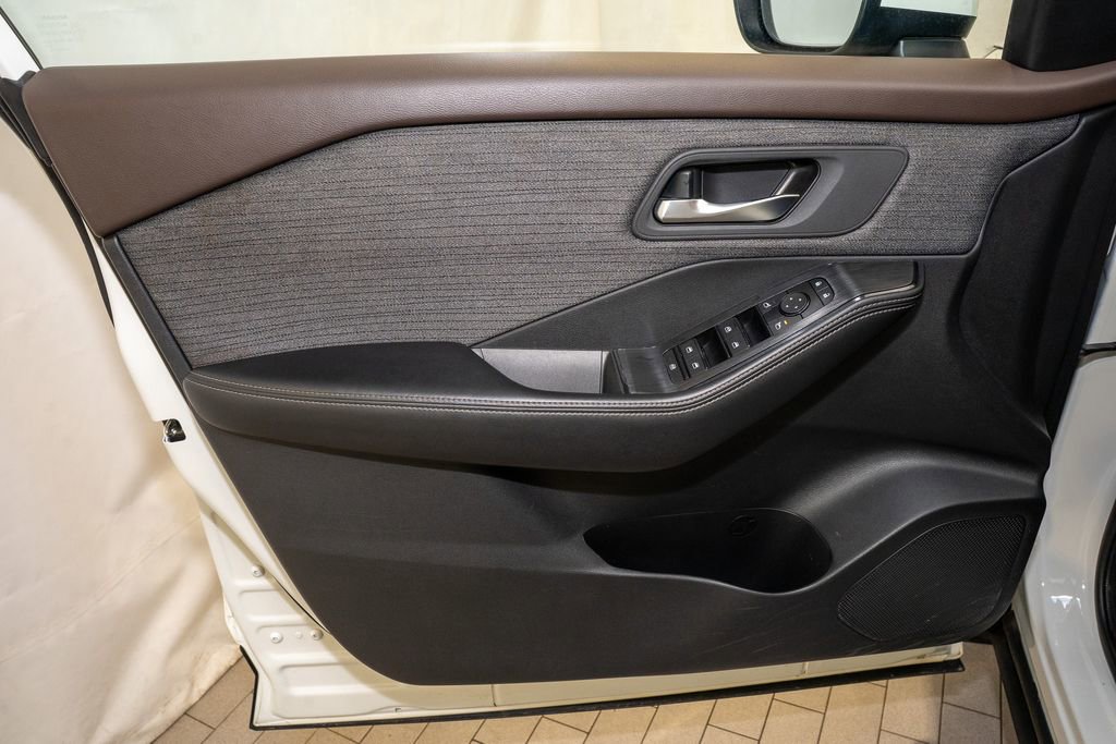 Used 2023 Nissan Rogue SV image 11