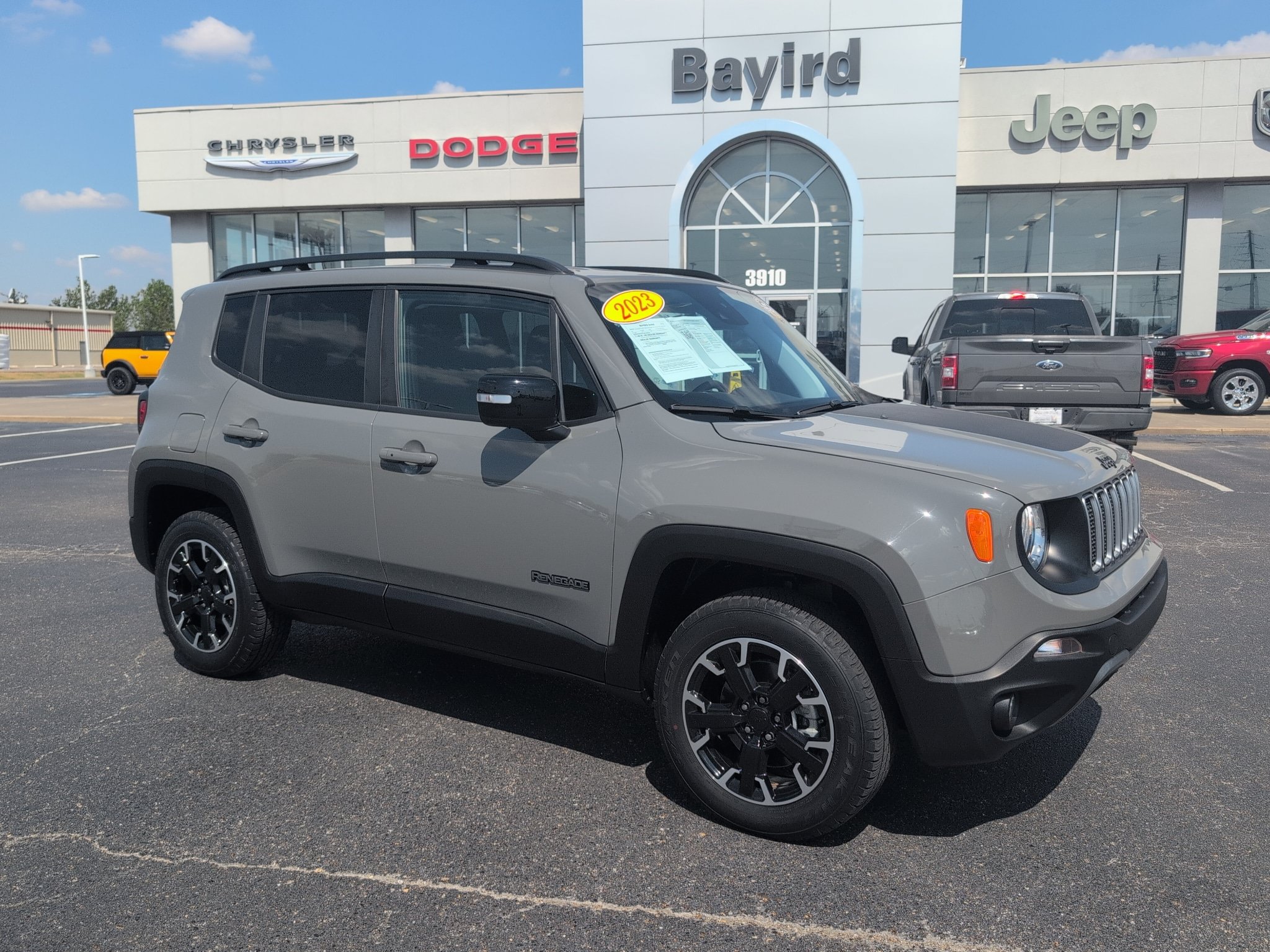Used 2023 Jeep Renegade Latitude AWD/4WD image 1