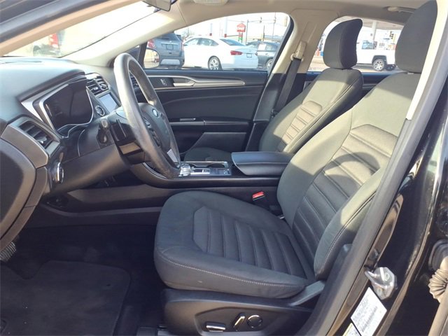 Used 2017 Ford Fusion SE w/ Fusion SE Technology Package image 24