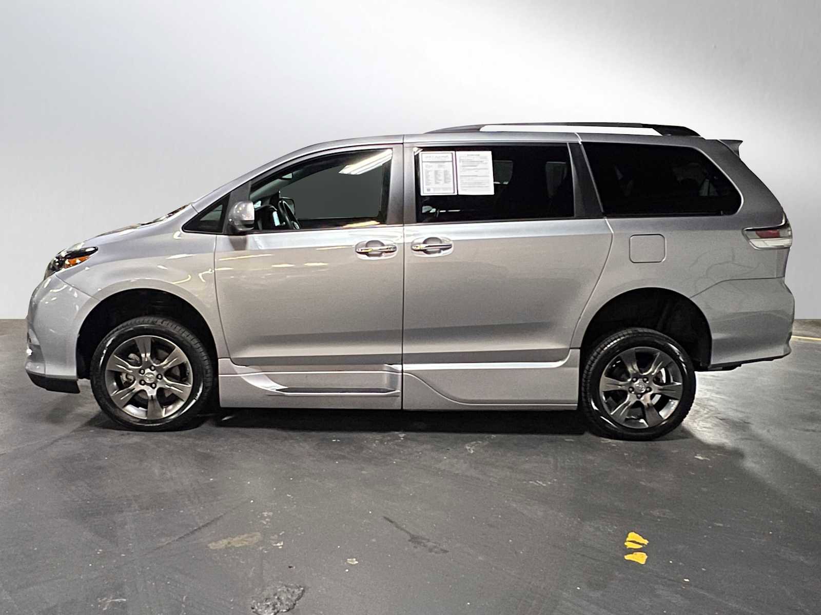 Used 2015 Toyota Sienna SE w/ SE Preferred Package image 6