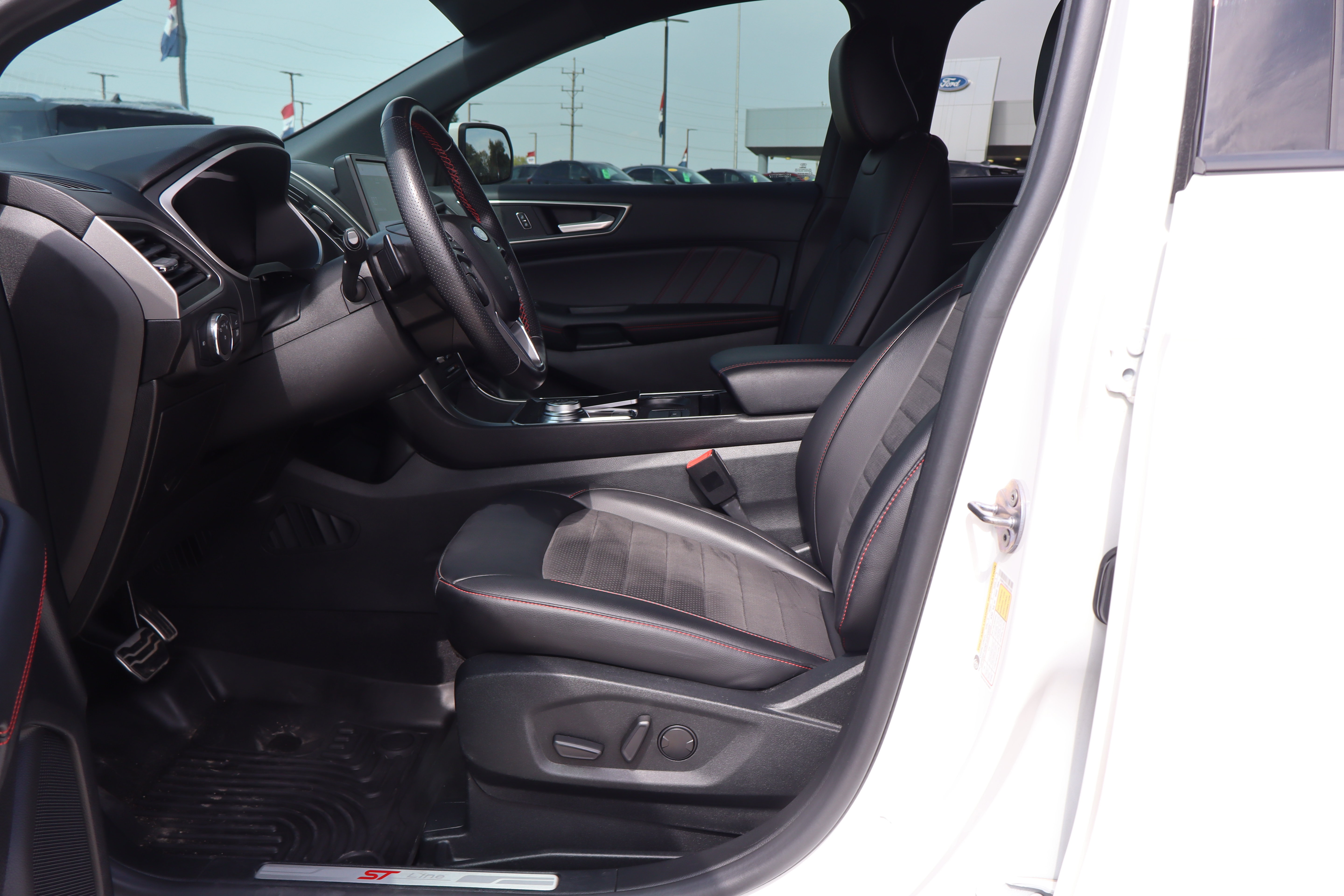 Used 2021 Ford Edge ST-Line w/ Class II Trailer Tow Package AWD/4WD image 9
