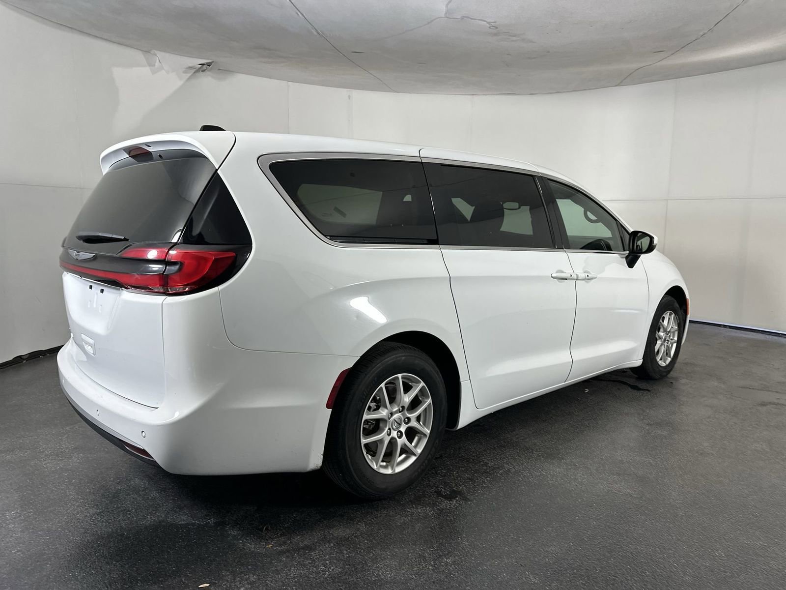 Used 2023 Chrysler Pacifica Touring image 8