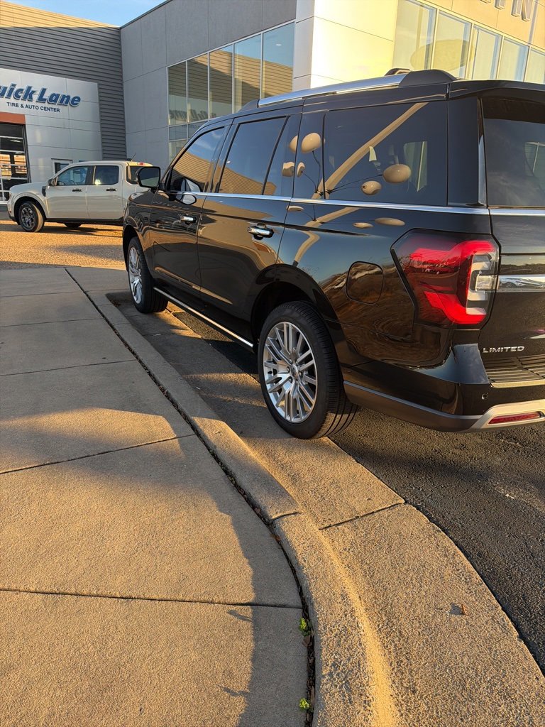 Used 2024 Ford Expedition Limited w/ Excursion Package image 6