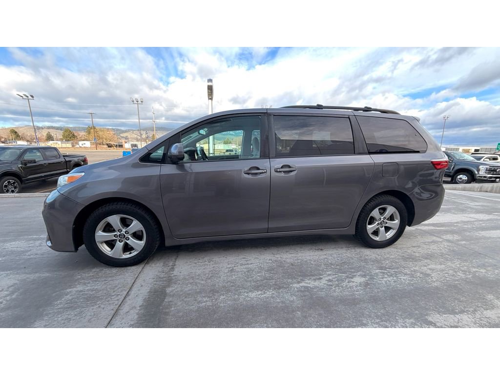Used 2018 Toyota Sienna LE image 2