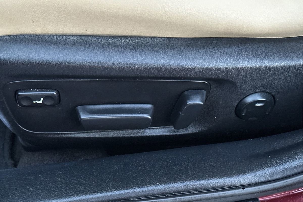 Used 2015 Toyota Avalon Limited image 19