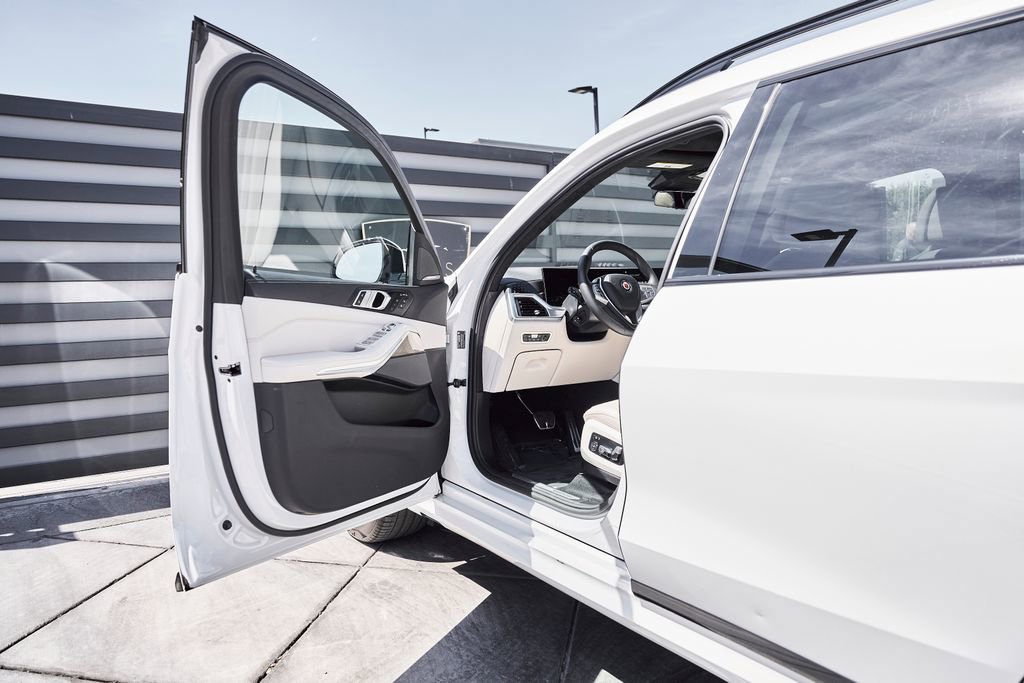 Used 2023 BMW ALPINA XB7 image 32