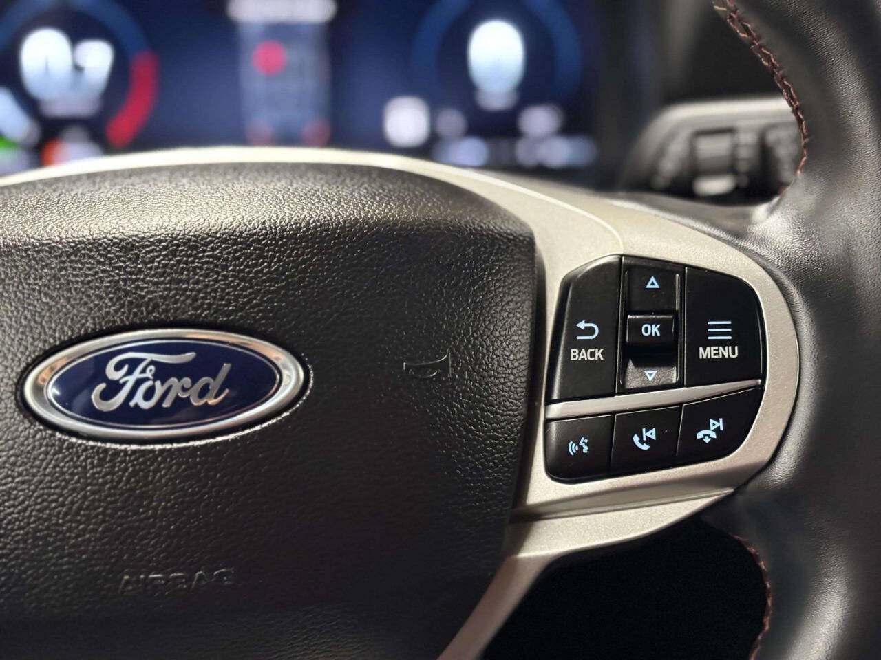 Used 2025 Ford Explorer Active AWD/4WD image 37