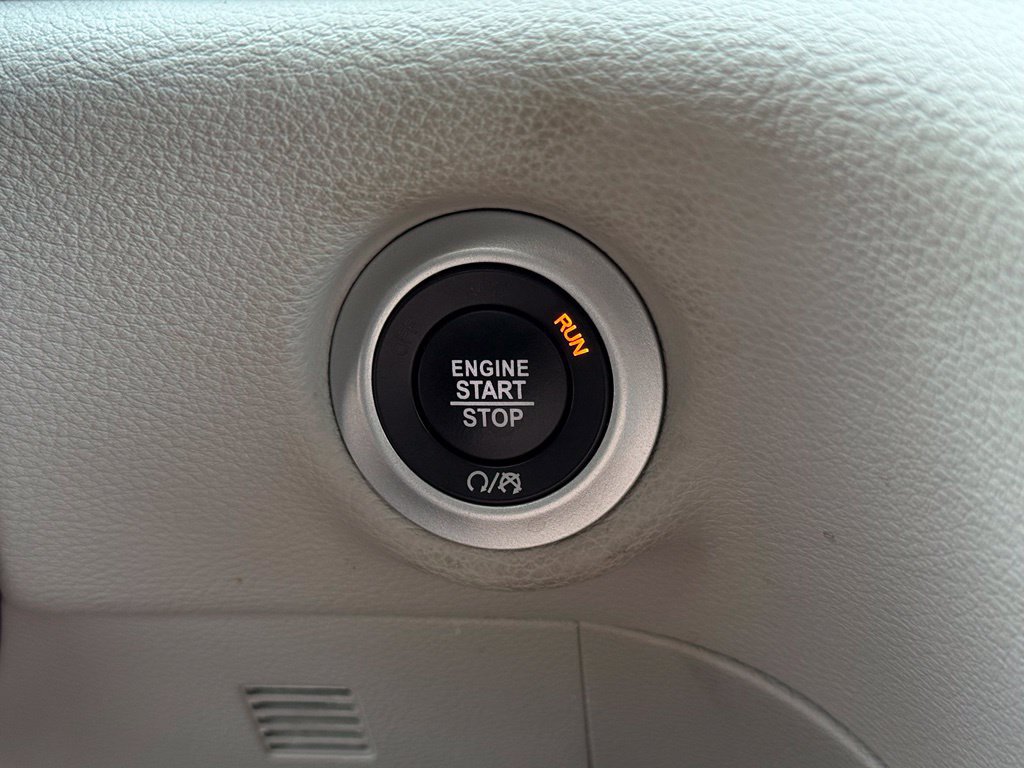 Used 2023 Chrysler Pacifica Limited FWD image 33