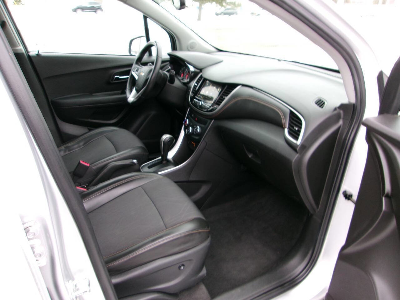 Used 2018 Chevrolet Trax LT w/ LT Convenience Package image 8