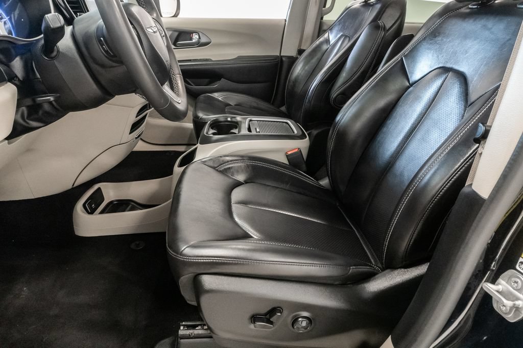 Used 2023 Chrysler Pacifica Touring-L FWD image 10