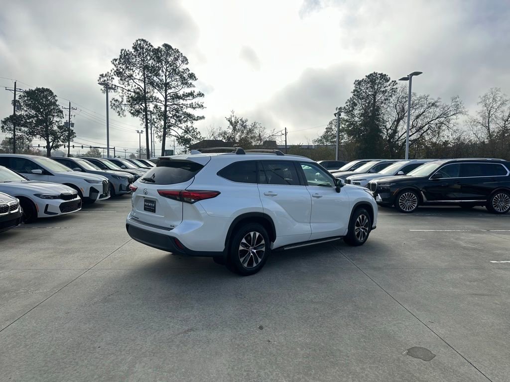 Used 2022 Toyota Highlander XLE image 3