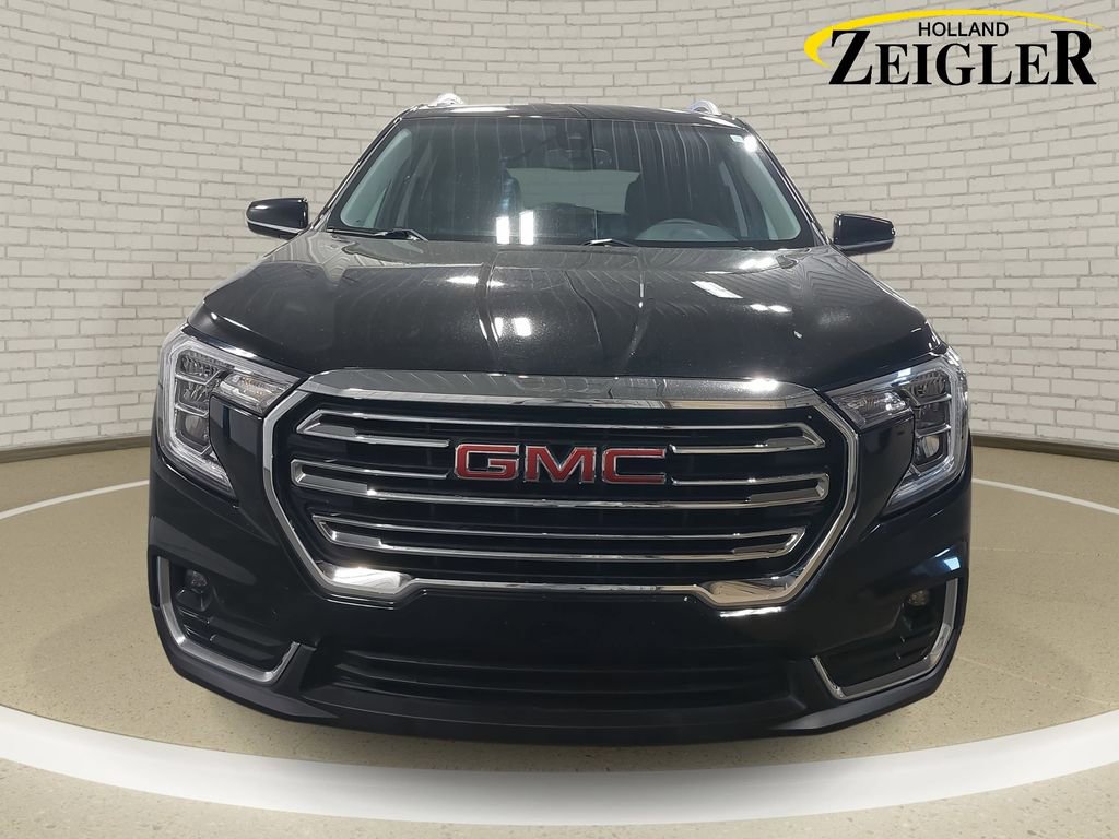 Used 2024 GMC Terrain SLT w/ Infotainment Package II image 2