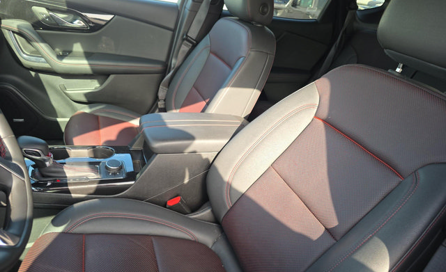 Used 2025 Chevrolet Blazer RS FWD image 3