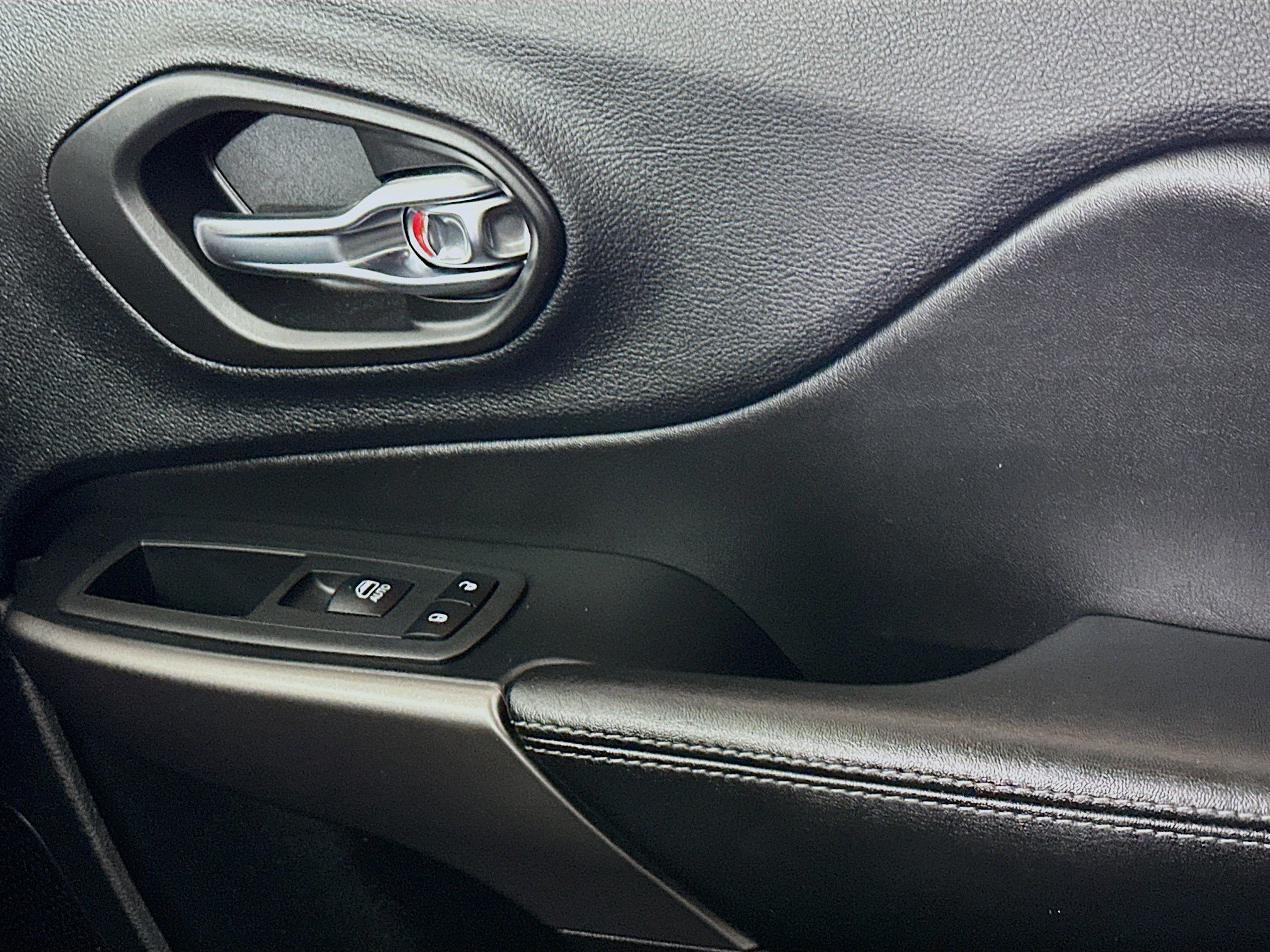 Used 2020 Jeep Cherokee Limited image 17