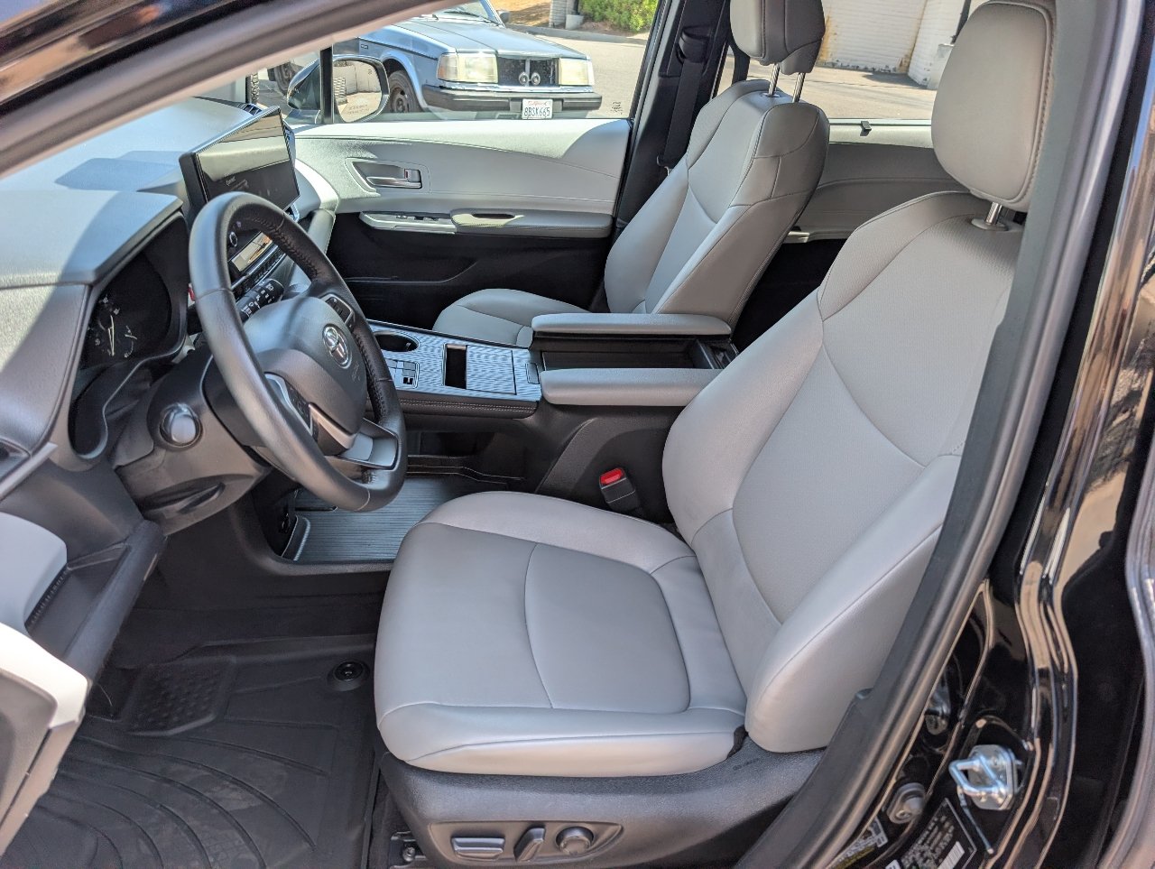 Used 2026 Toyota Sienna XLE FWD image 2