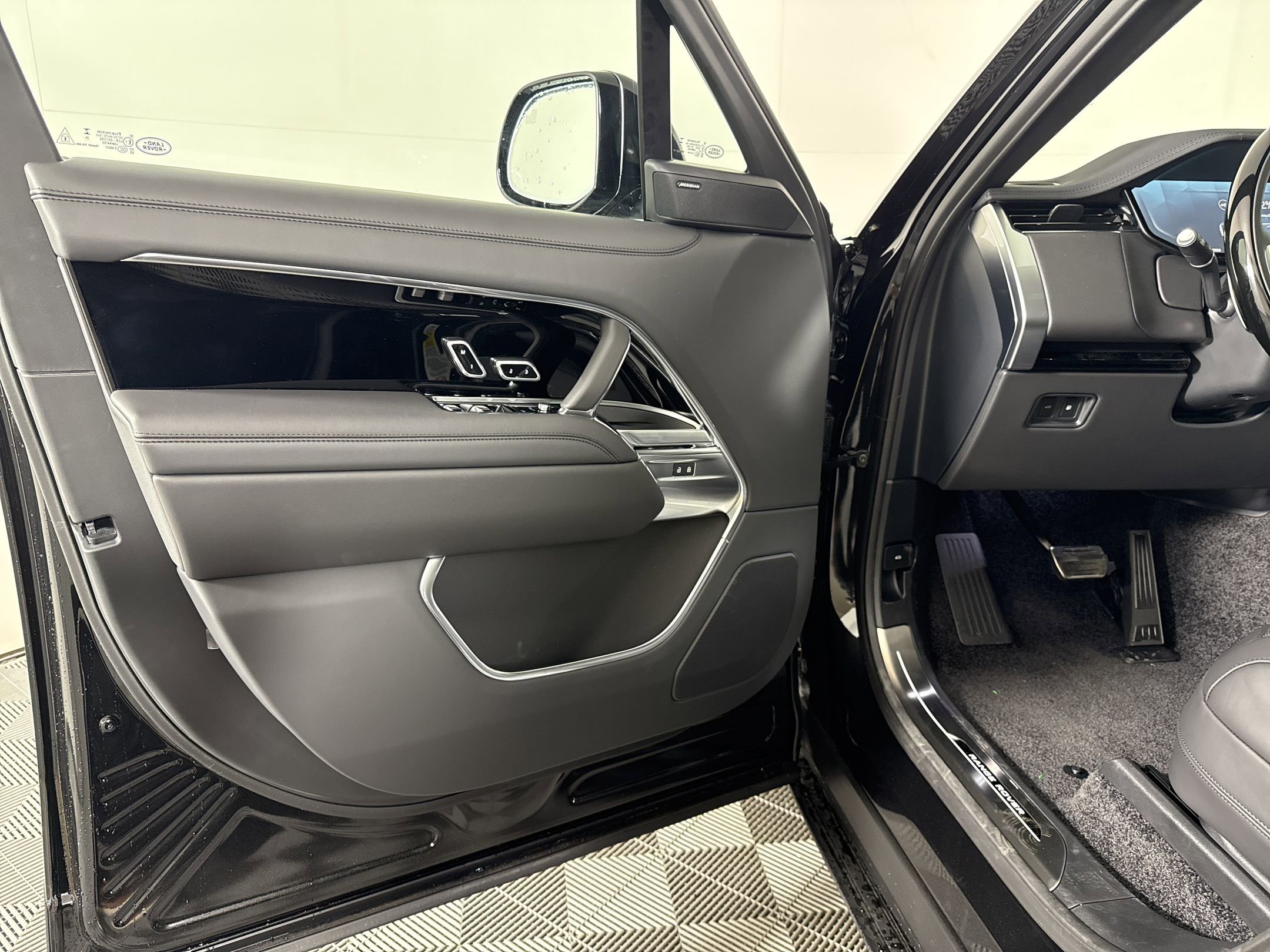 New 2026 Land Rover Range Rover SE AWD/4WD image 14