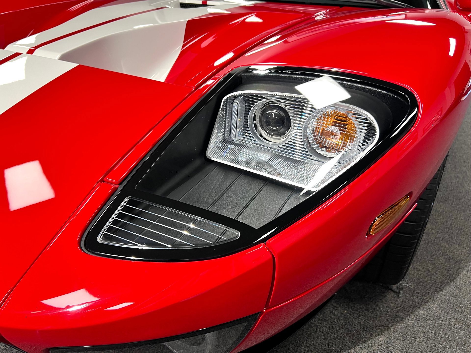 Used 2005 Ford GT RWD image 16