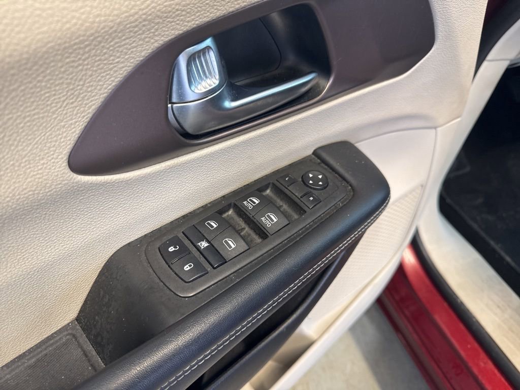 Used 2023 Chrysler Voyager LX image 11
