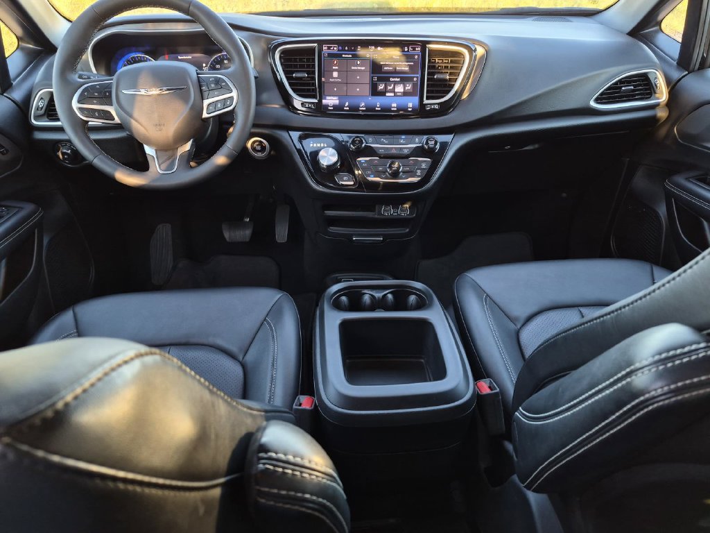 Used 2025 Chrysler Pacifica Select FWD image 17