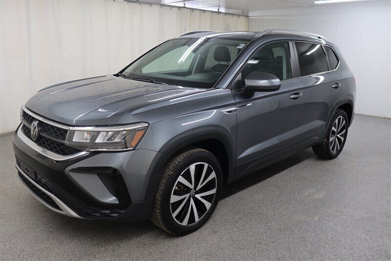 Used 2023 Volkswagen Taos SE w/ Panoramic Sunroof Package AWD/4WD image 3