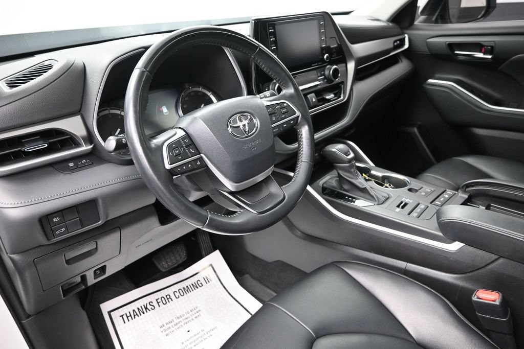 Used 2022 Toyota Highlander XLE AWD/4WD image 12