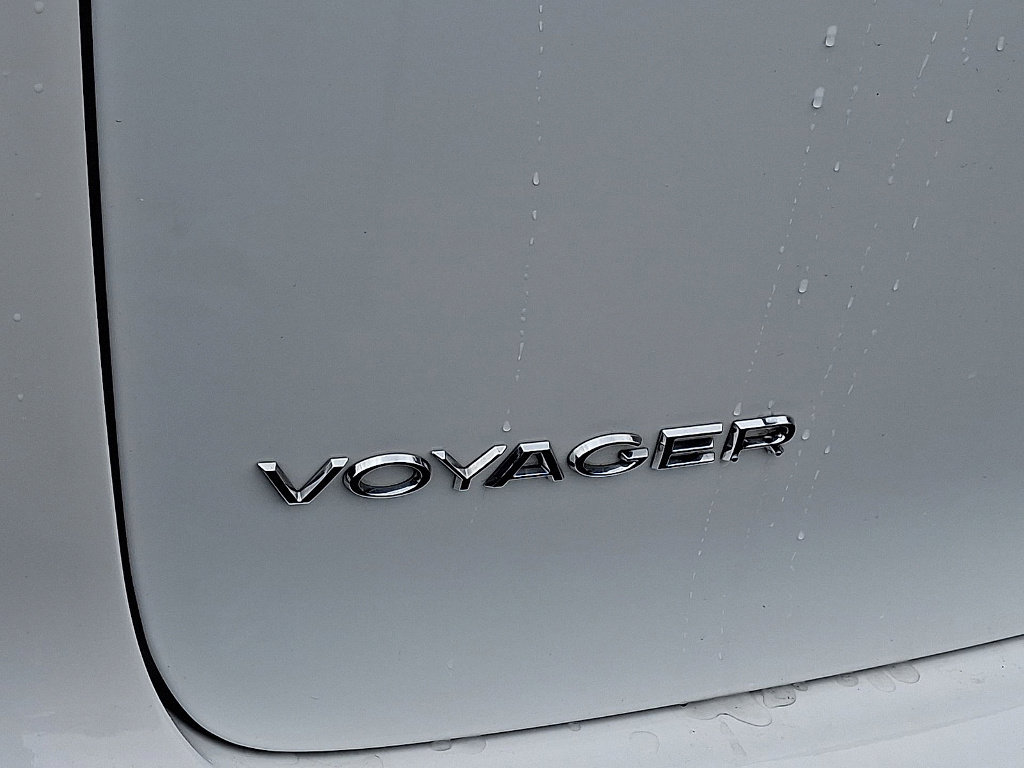Used 2022 Chrysler Voyager LX image 19