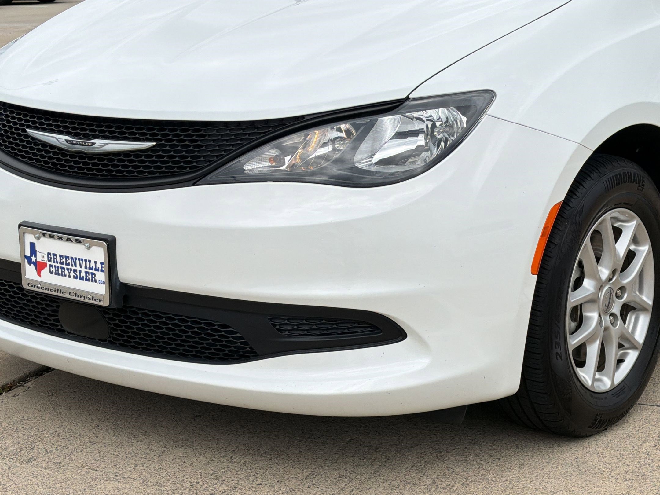 Used 2023 Chrysler Voyager LX image 11