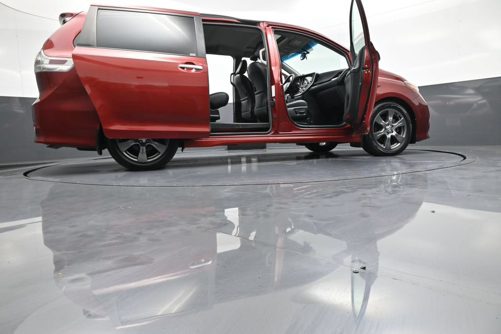 Used 2017 Toyota Sienna SE FWD image 50