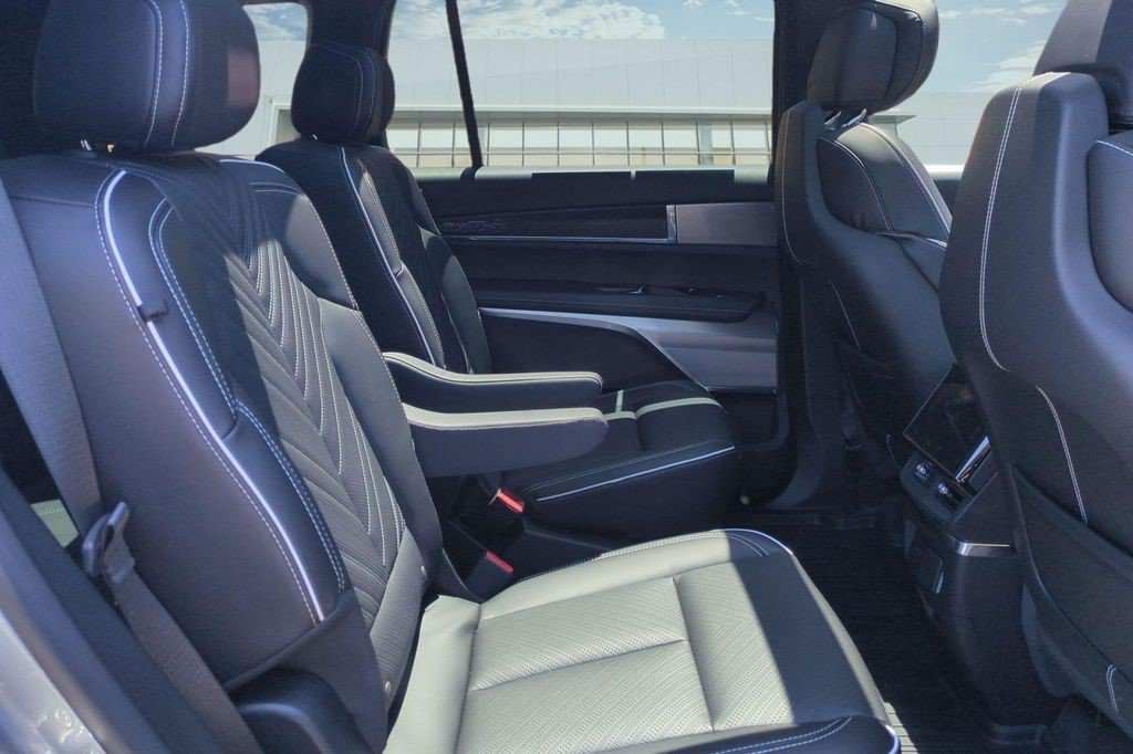 Certified 2026 Cadillac Vistiq Premium Luxury w/ LPO, Floor Liner Package AWD/4WD image 15