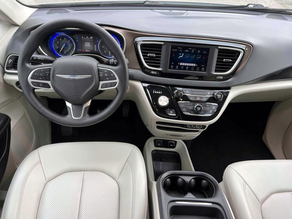 Certified 2021 Chrysler Voyager Lxi image 12