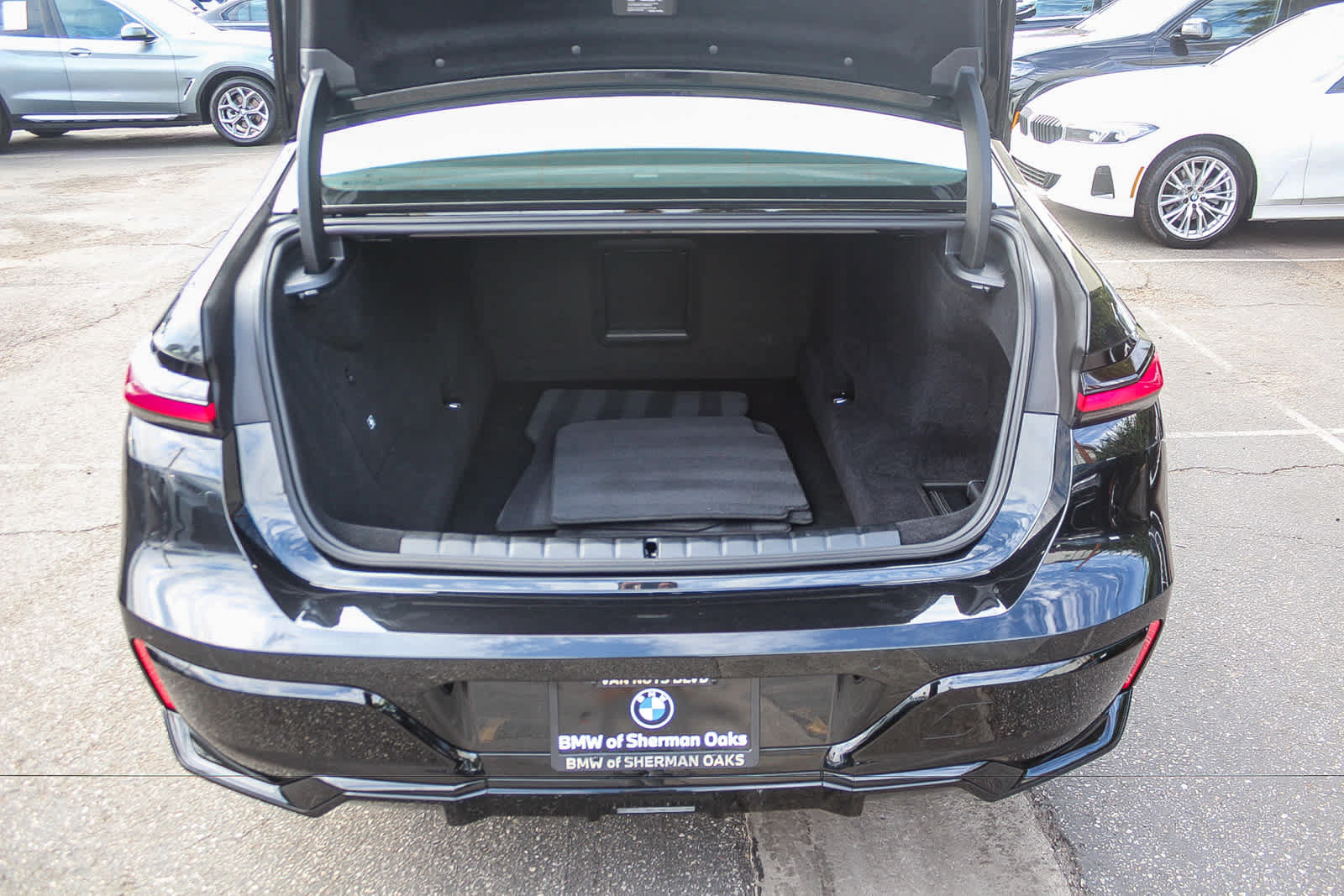 Used 2026 BMW 750e xDrive AWD/4WD image 26