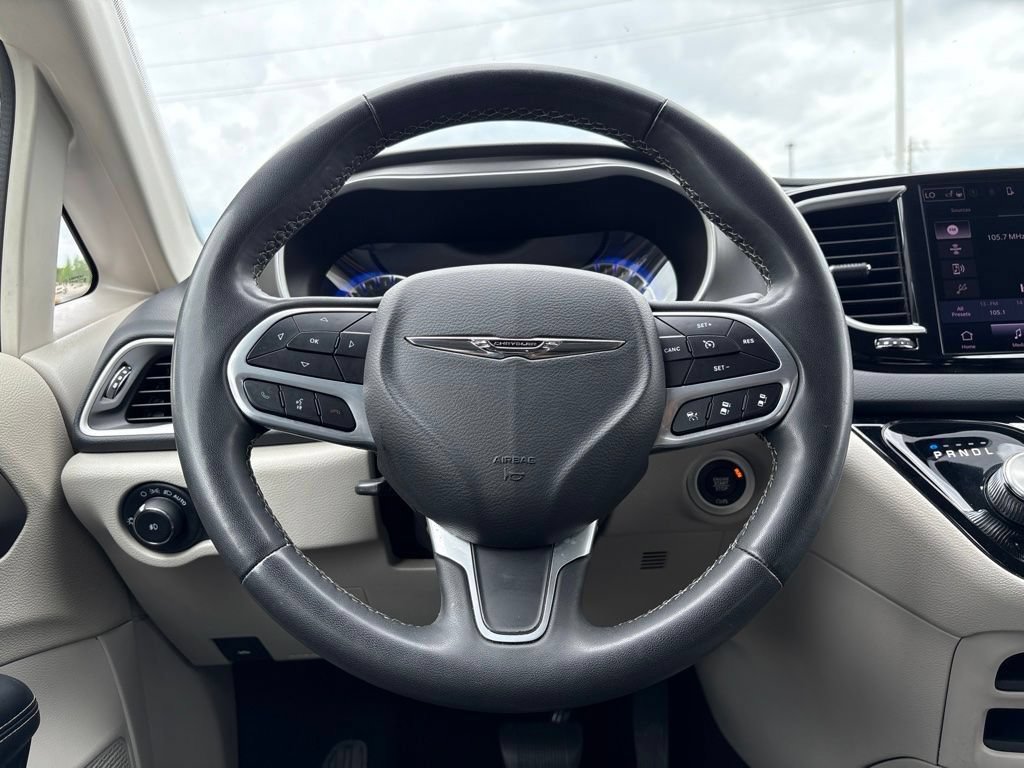Used 2023 Chrysler Pacifica Touring-L FWD image 12