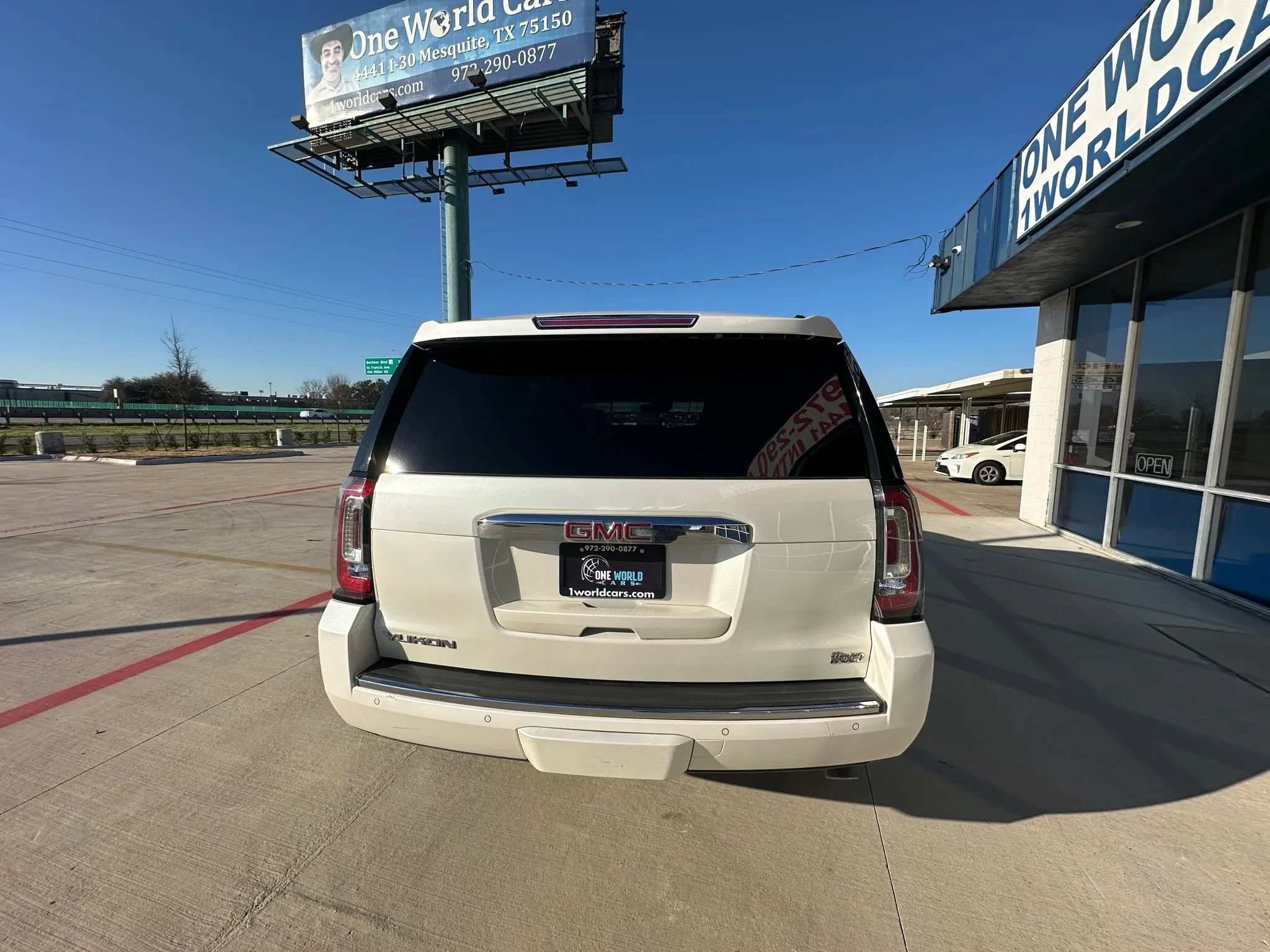 Used 2015 GMC Yukon Denali w/ Premium Package AWD/4WD image 4