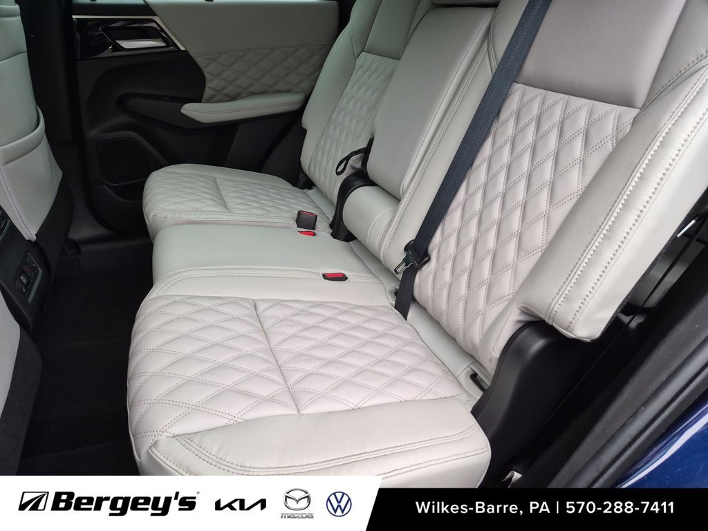 Used 2023 Mitsubishi Outlander SEL AWD/4WD image 32