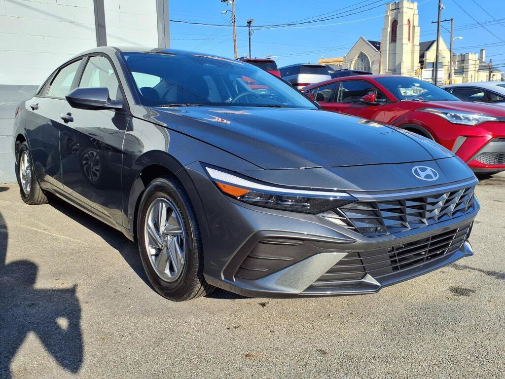 New 2026 Hyundai Elantra SE FWD image 2