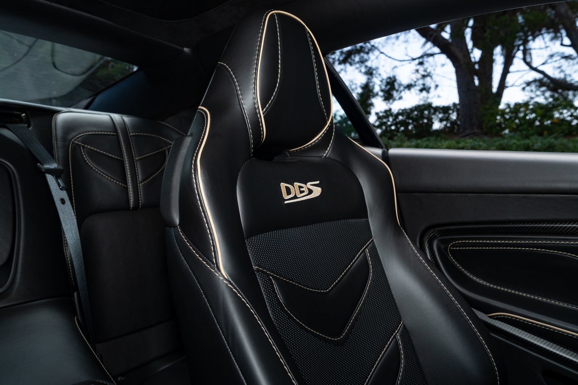 Used 2019 Aston Martin DBS Superleggera RWD image 21