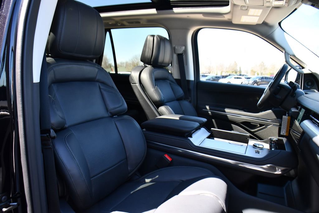 New 2026 Lincoln Navigator Reserve AWD/4WD image 16