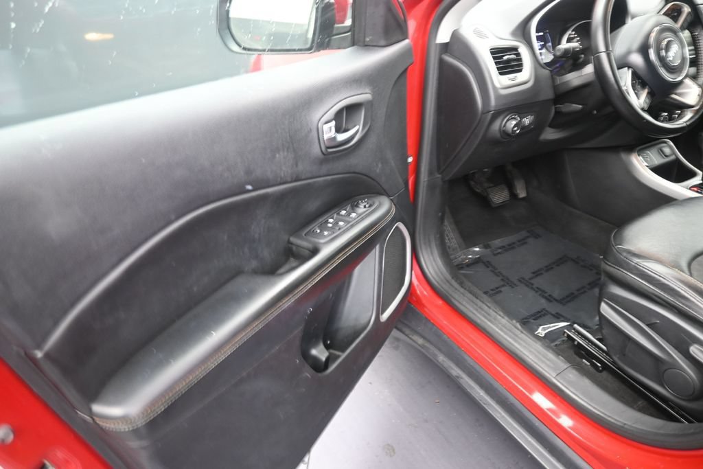 Used 2018 Jeep Compass Latitude FWD image 10