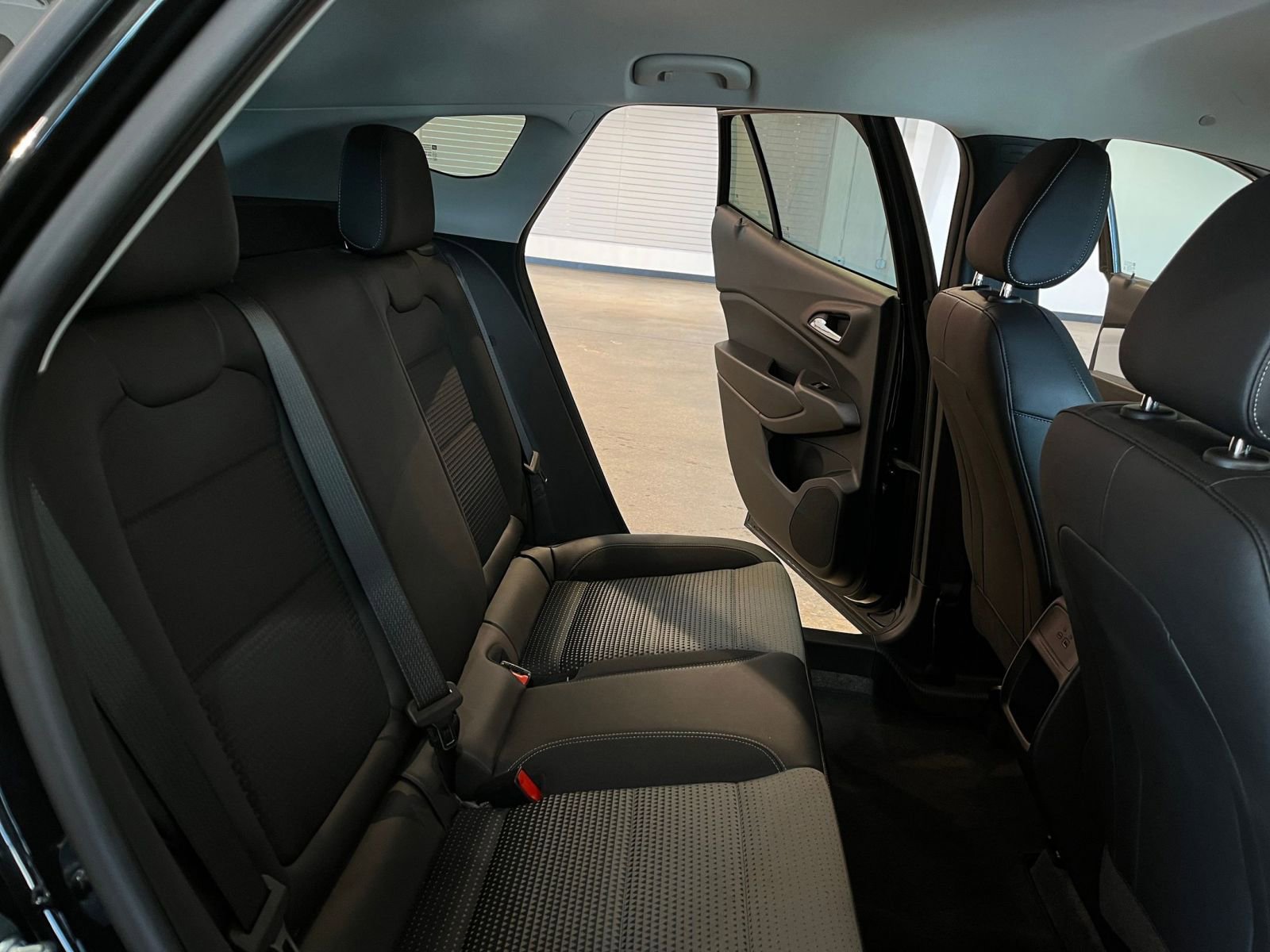 Used 2025 Chevrolet Trax LT w/ LT Convenience Package FWD image 36