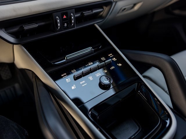 Certified 2025 Porsche Cayenne Coupe image 36