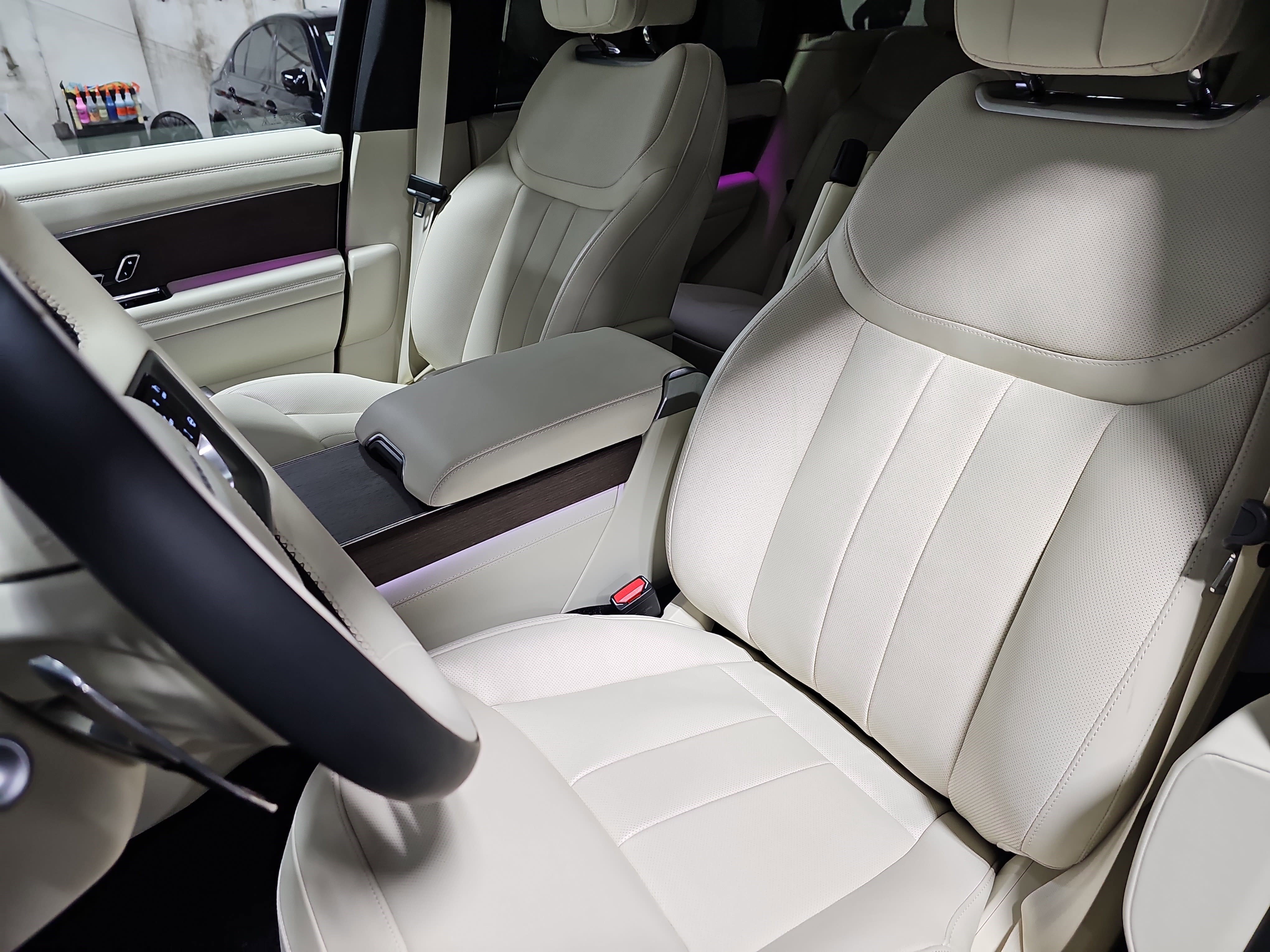 Used 2025 Land Rover Range Rover SE image 17