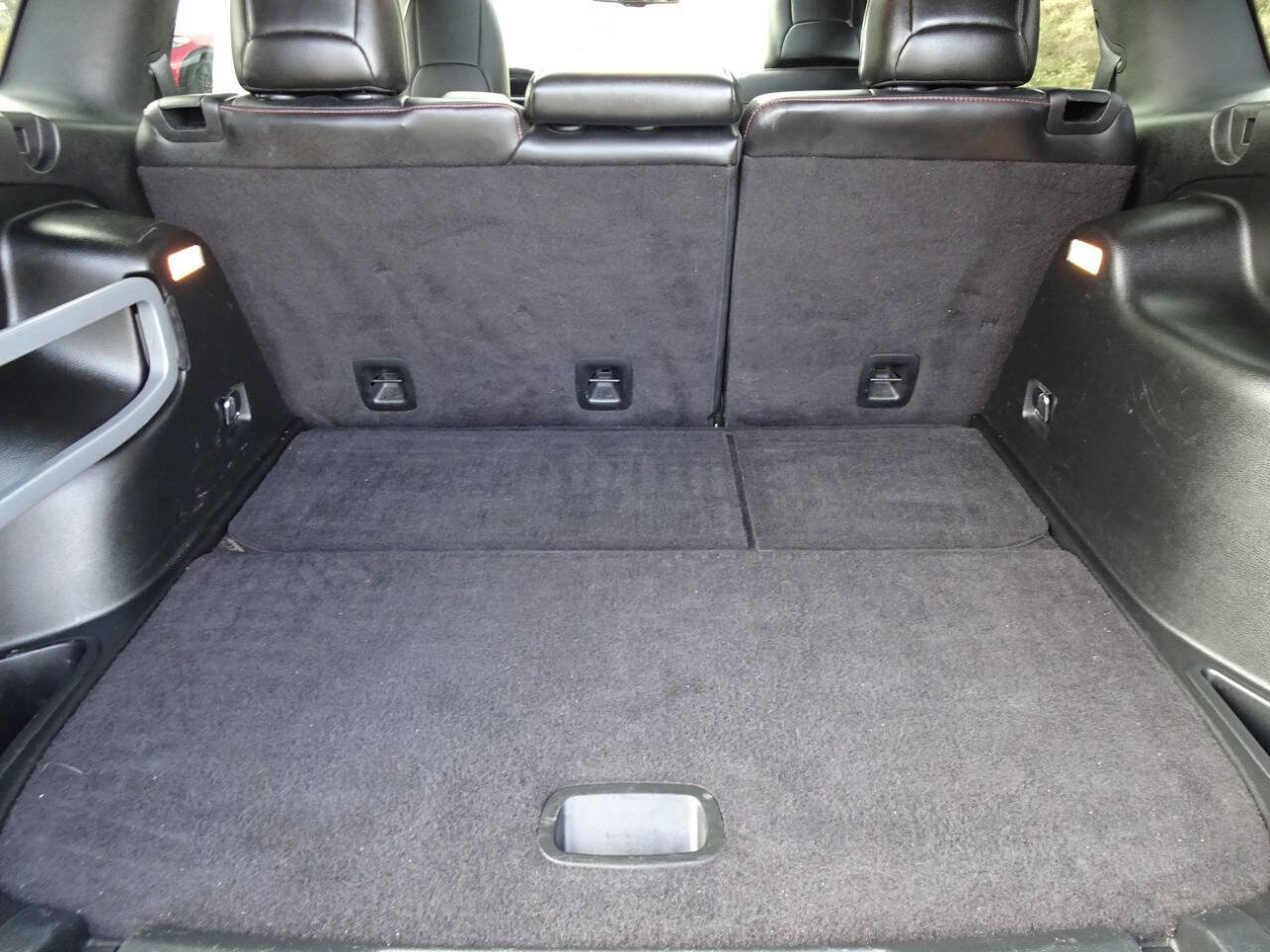 Used 2017 Jeep Cherokee Trailhawk image 9