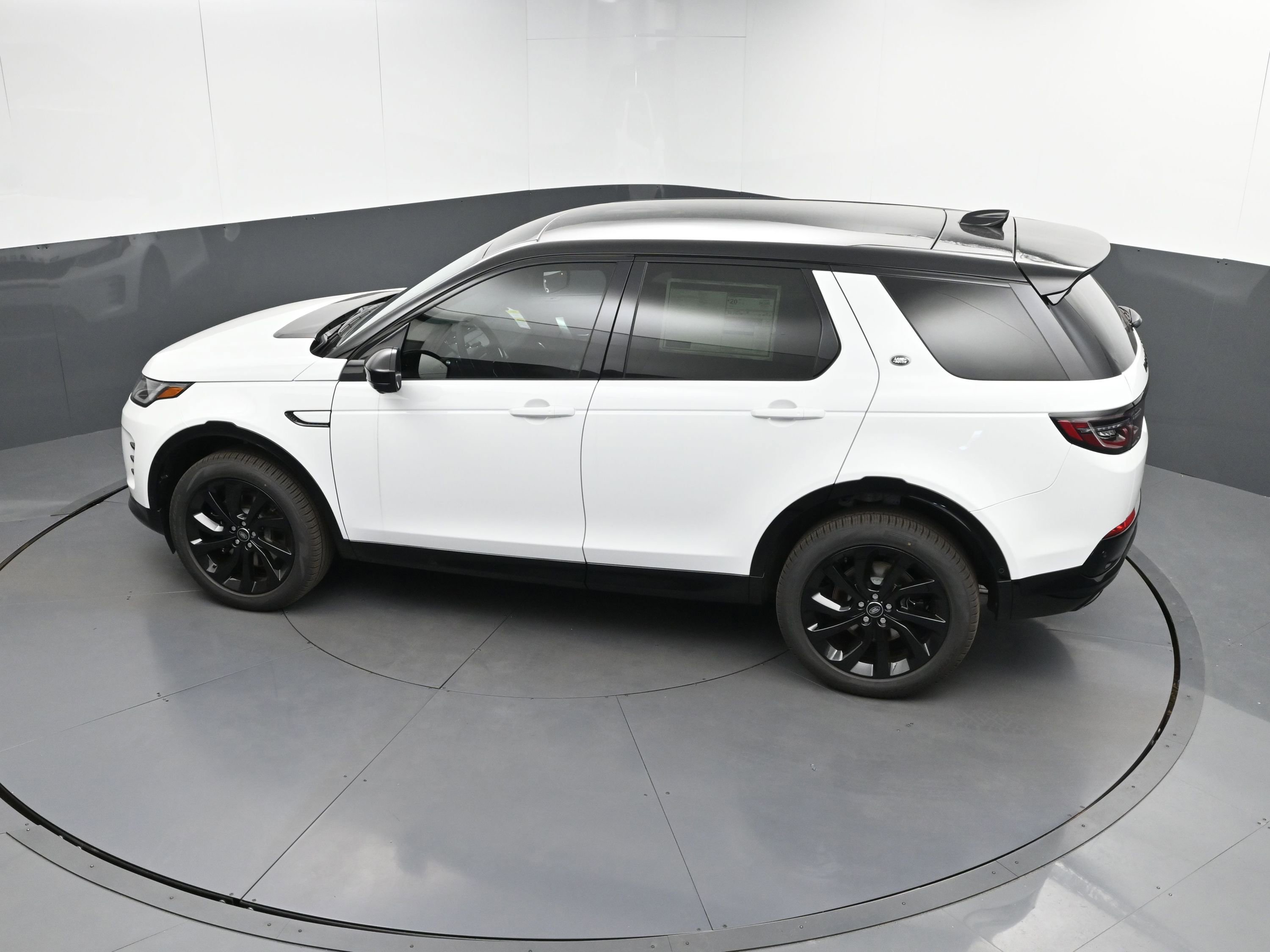 New 2025 Land Rover Discovery Sport Dynamic SE image 32