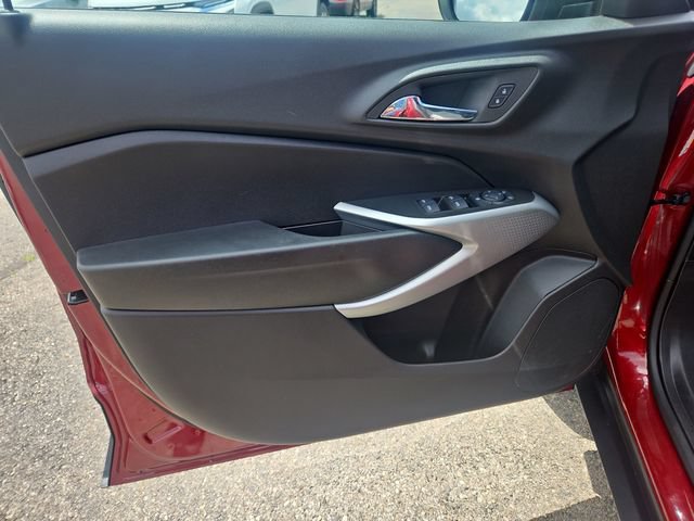 Used 2025 Chevrolet Trax RS FWD image 10