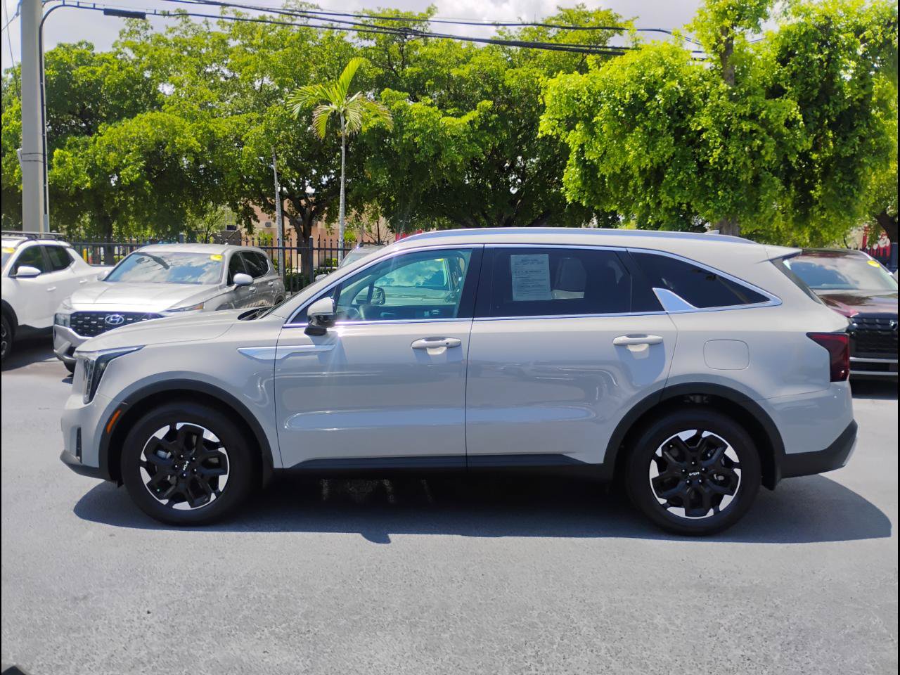 Used 2024 Kia Sorento S w/ Panoramic Sunroof Package FWD image 3