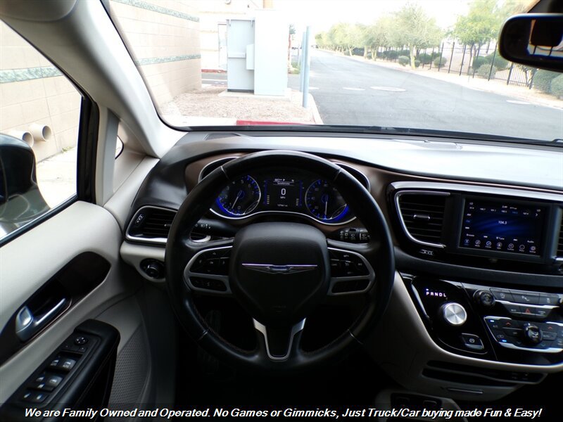 Used 2018 Chrysler Pacifica Touring-L FWD image 41