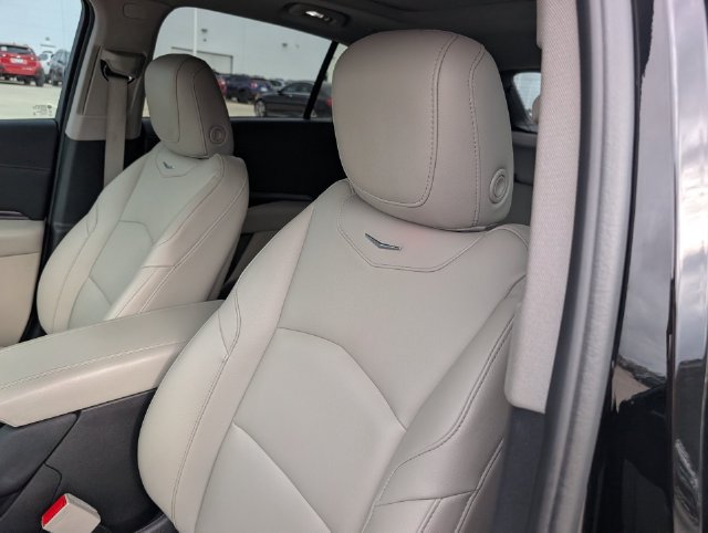 Used 2022 Cadillac XT4 Luxury w/ Cold Weather Package FWD image 10