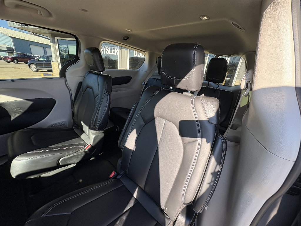 Used 2024 Chrysler Pacifica Touring-L image 18